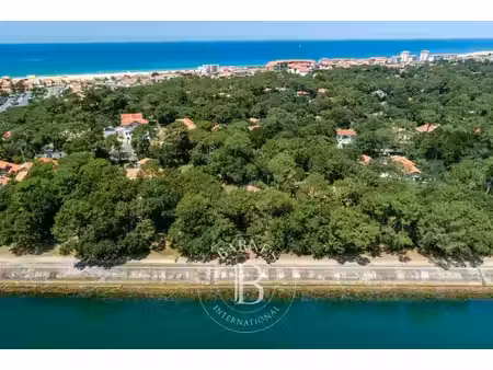 hossegor  centre ville  entre canal et océan  très beau terrain plat de 1300 m²