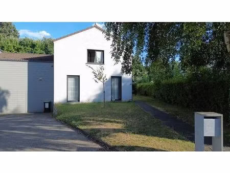 maison de 4 belles grandes chambres  jardin et garage