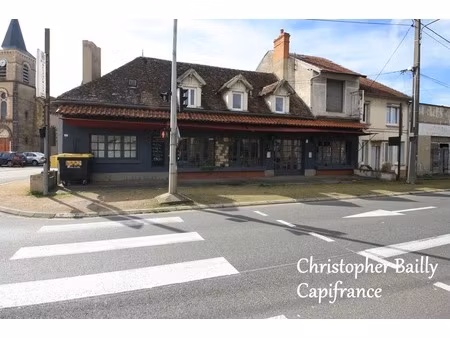 ancien bar restaurant  équipé  avec belles pièces de réception et logement