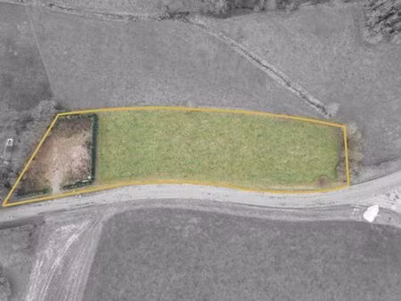 beau et grand terrain à la sortie du village d'hamois