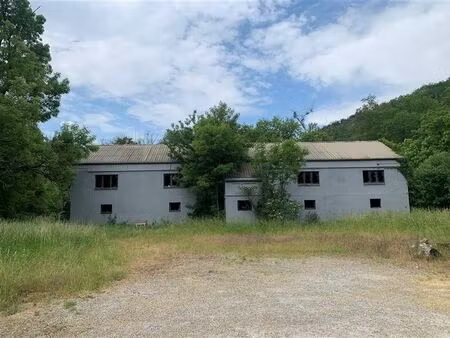 ecurie érigée en 1992 et laissée depuis à l'abandon