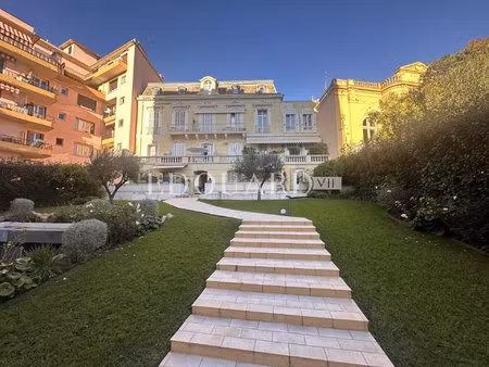 dans le centre de menton  à vendre spacieux studio en bon état avec grande terrasse exposé