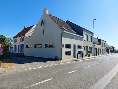 maison d'angle rénovée avec 3 chambres  grand jardin  ter...