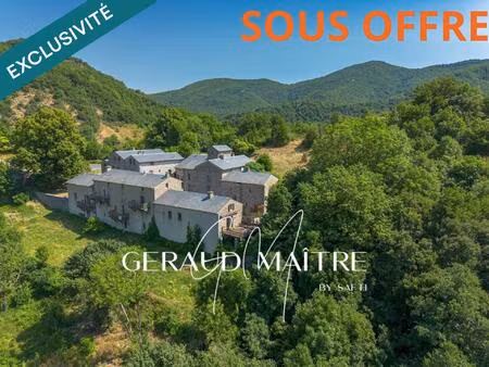 hameau de 17 maisons sur un terrain de 35 ha avec source et rivière