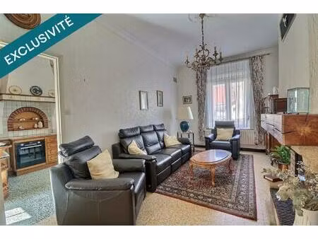 charmante maison de ville très soignée  dans son écrin de verdure avec des dépendances et 