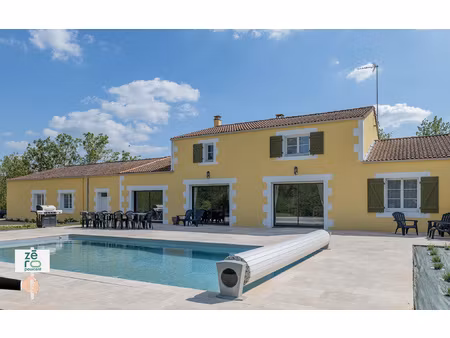 maison de caractère avec étang privé  piscine chauffée & esp