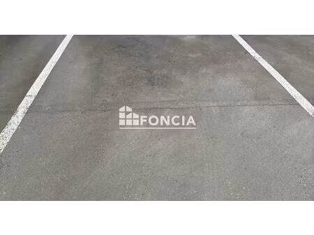 place de parking extérieur et sécurisé