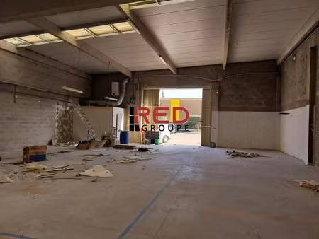 entrepôt et parking