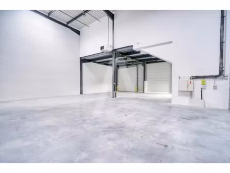 a louer - locaux d'activités et bureaux en r+1 d'une surface totale de 394 m² dans un parc