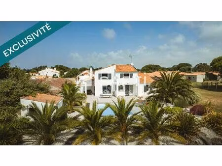 maison avec piscine  dépendance et grand espace