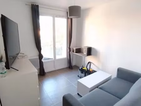 location meublée appartement 1 pièce 14.71 m² à salon-de-provence (13300)  420 €