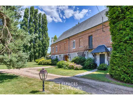 manoir de famille du xviième siècle dans son parc