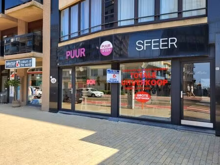 propriété commerciale spacieuse et centrale à vendre