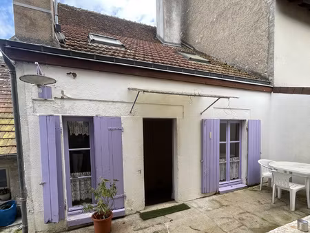 au coeur de léré  une maison d'habitation d'environ