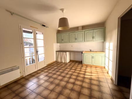 sainte livrade sur lot  dans une rue calme  appartement t3 situé au 1er étage d'une petite