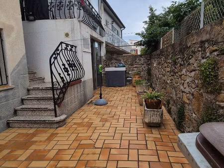 sorede: maison de village avec cour à louer à l'année