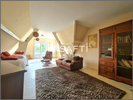 sous sol 3 voitures. 5 chambres. beaux volumes...