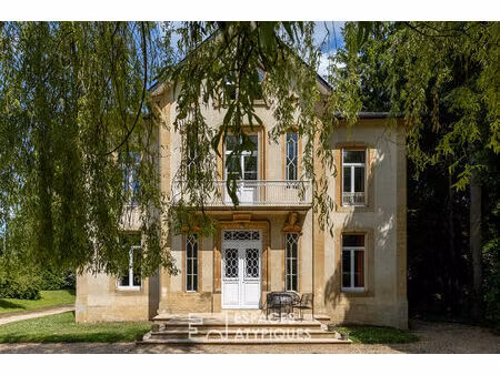 maison de maître à la rénovation soignée et son écrin verdoyant
