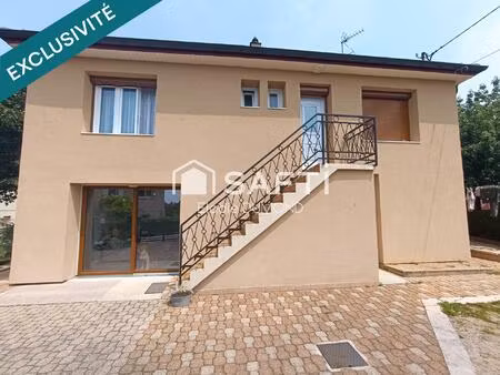 très jolie maison individuelle d'une surface habitable de 126 m2 divisée en deux apparteme