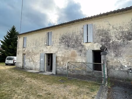 grande maison en pierre à rénover dans un village prisé