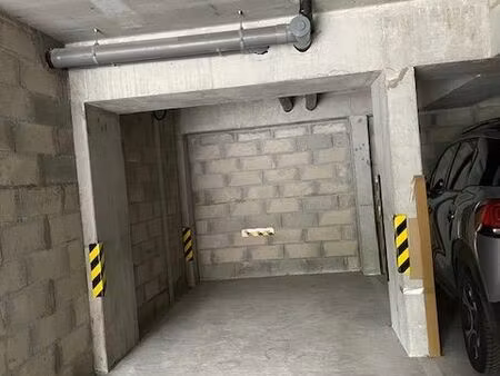 parking dans garage fermé