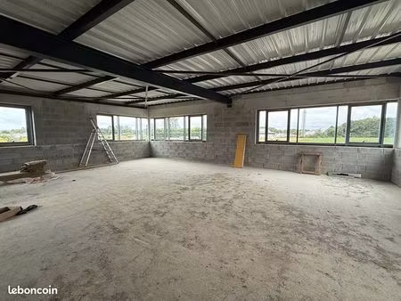 local 675 m² plestan