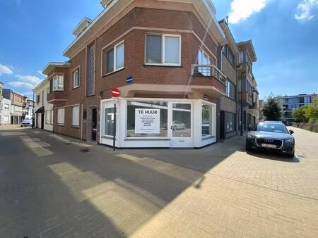 local commercial récemment rénové à louer situé sur la plac