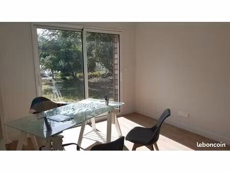 bureau calme et lumineux dans cabinet paramédical rénové