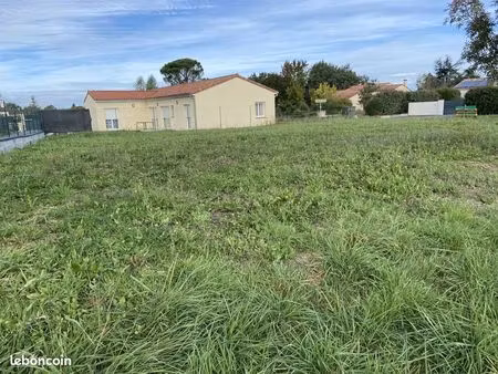 terrain 706 m² montans