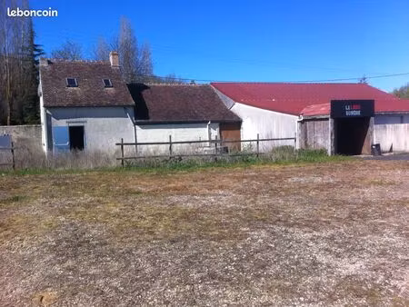 grand local avec appartement idéal invetiseur. multiples possiblités