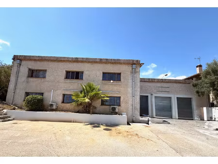 la gaude  local commercial 800m2 - 4 box  8 bureaux  6 sani