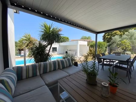 proche de nîmes  maison à vendre 4 pièces de 115 m2  double garage  carport  piscine