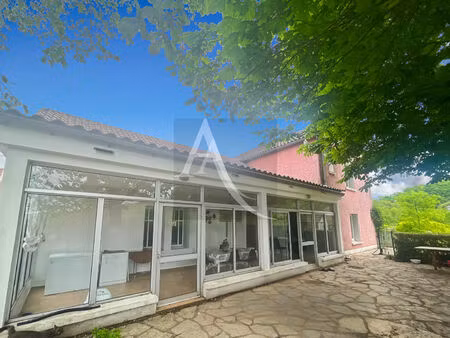 maison en pierre  5 chambres avec deux granges et accès privé au lot