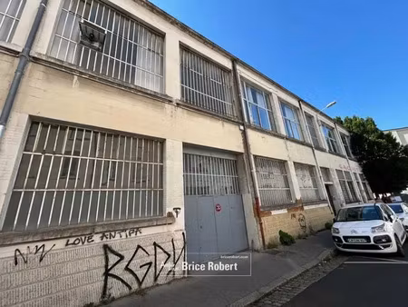 a louer - local d'activités idéalement situé au coeur de vaise avec une porte d'accès livr