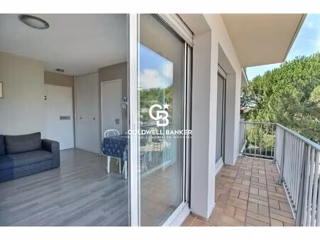 à 650 mètres de la plage et de la gare — studio avec terrasse et parking