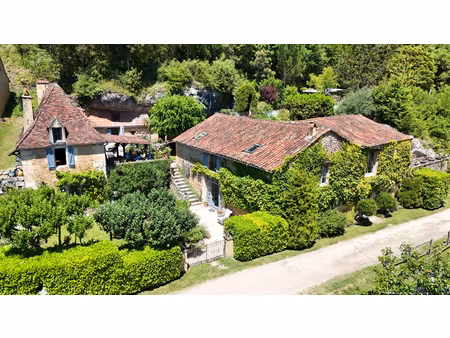 joli ensemble en pierre avec gîte et piscine