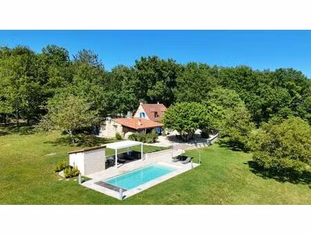 belle maison en pierre sur 19 ha de terrain