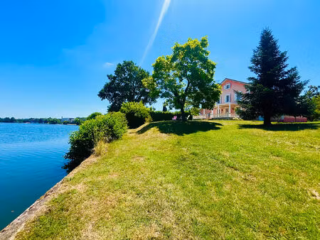 au temple/lot  magnifique propriété au bord du lot  avec parc et piscine.