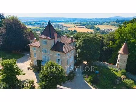 vaste propriété de plus de 780 m² avec dépendances