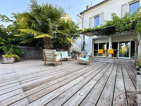 a vendre maison de ville entierement renovee avec jardin et piscine.