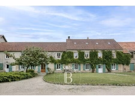saint-vrain (91) – corps de ferme restauré avec deux granges – terrain arboré de 9 900 m²