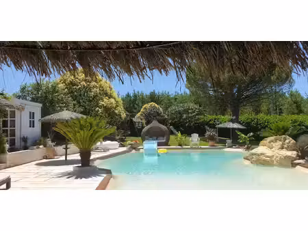 magnifique domaine avec 2 bâtisses et grandes dépendances habitables sur parc et bois...