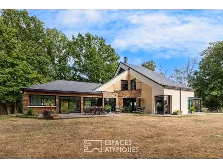 maison d'architecte en lisière de forêt avec piscine intérieure
