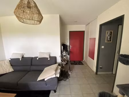 bel appartement f2 avec terrasse et parking