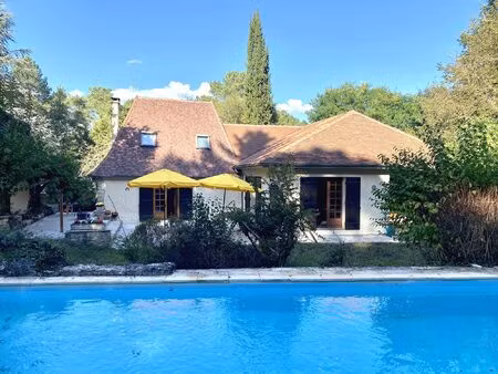 a vendre  grande maison de caractère avec piscine et parc de 2