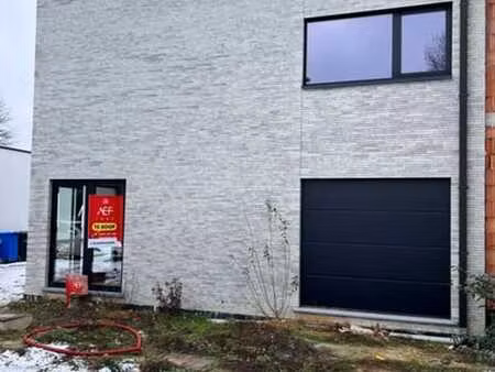 maison luxueuse dans un environnement calme