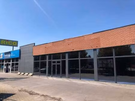 magasin en bord de route avec une excellente visibilité