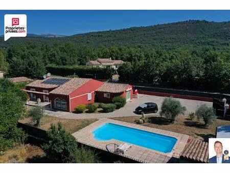 villa de plain pied d'environ162 m2 avec piscine et terrain plat et clos