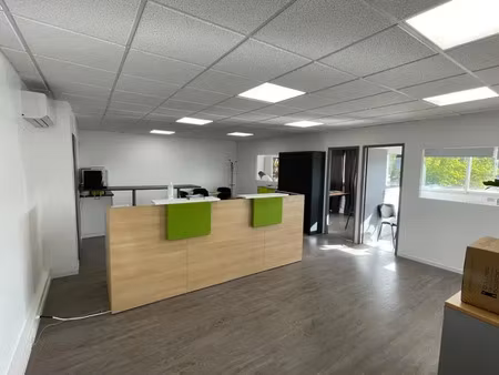 beau local professionnel a usage de bureaux de 93 m² avec parking – zi rousset parc club