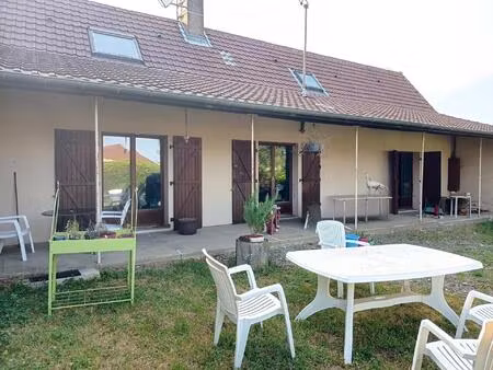 située à jouvençon (71290)  cette propriété offre un cadre paisible en pleine campagne  id